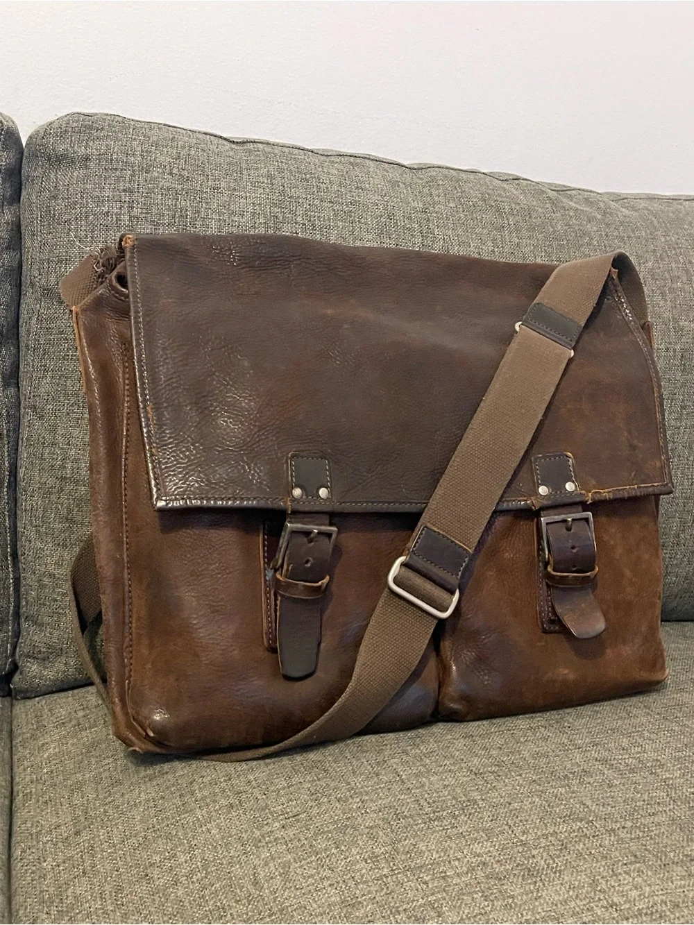 Men's Brown Leather Laptop Messenger Bag with Adjustable Shoulder Strap